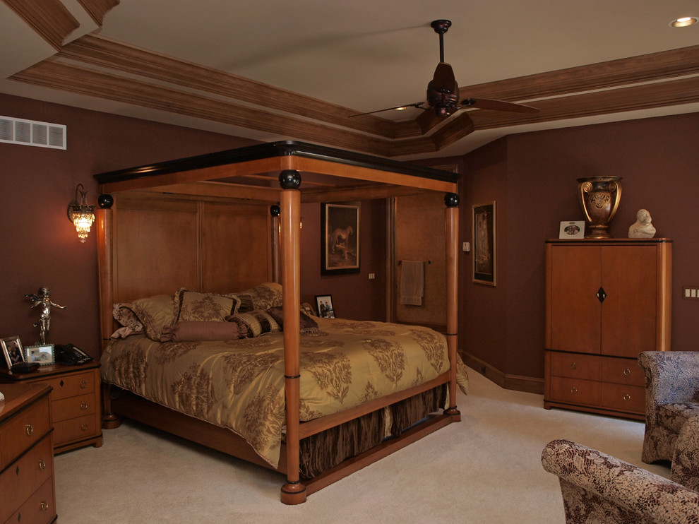Foto de dormitorio principal clásico grande con paredes marrones y moqueta