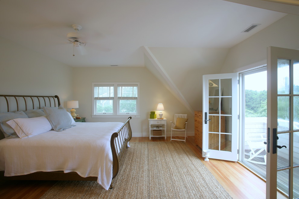 Mittelgroßes Klassisches Hauptschlafzimmer ohne Kamin mit beiger Wandfarbe, hellem Holzboden und braunem Boden in Boston