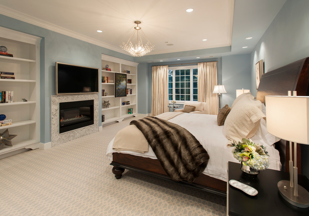 Cette image montre une grande chambre avec moquette design avec un mur bleu, une cheminée standard et un manteau de cheminée en pierre.