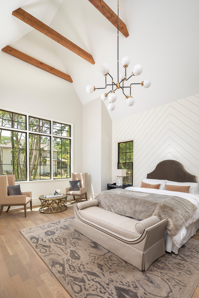 シャーロットにある広いトランジショナルスタイルのおしゃれな主寝室 (ベージュの壁、無垢フローリング、茶色い床) のインテリア