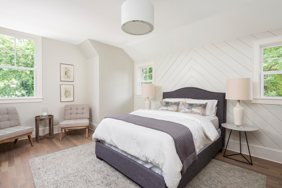 Imagen de dormitorio principal clásico renovado de tamaño medio sin chimenea con paredes blancas y suelo de madera en tonos medios