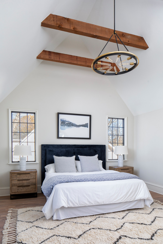 Imagen de dormitorio principal tradicional renovado grande con paredes beige y suelo de madera en tonos medios