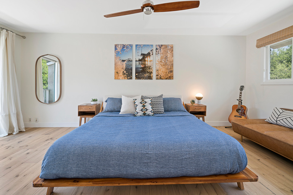 Esempio di una camera da letto stile marinaro di medie dimensioni con pareti bianche, parquet chiaro e pavimento beige