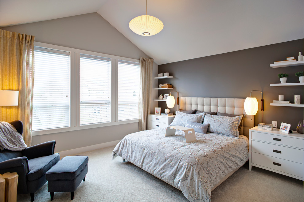 Diseño de dormitorio principal clásico renovado extra grande sin chimenea con paredes grises y moqueta
