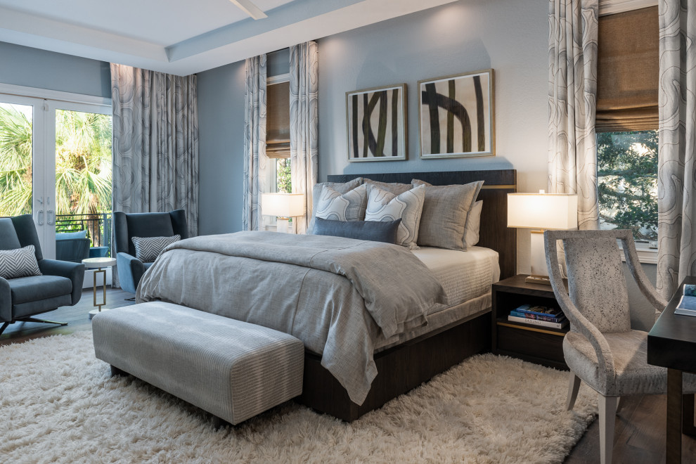 Klassisches Schlafzimmer mit grauer Wandfarbe, dunklem Holzboden, braunem Boden und eingelassener Decke
