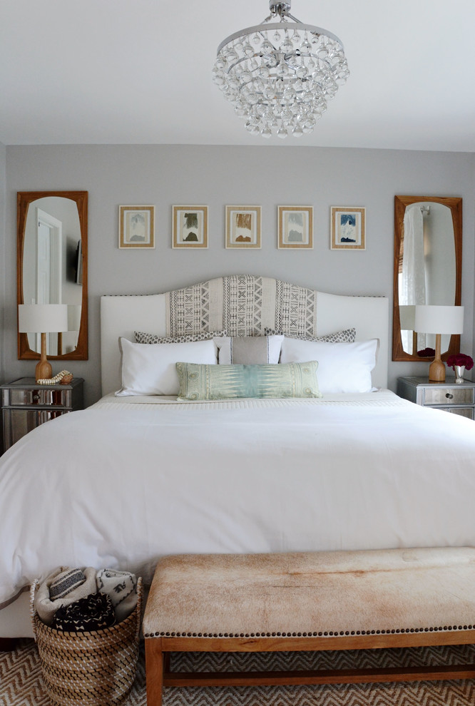 ワシントンD.C.にあるトランジショナルスタイルのおしゃれな寝室 (グレーの壁、グレーとクリーム色) のインテリア