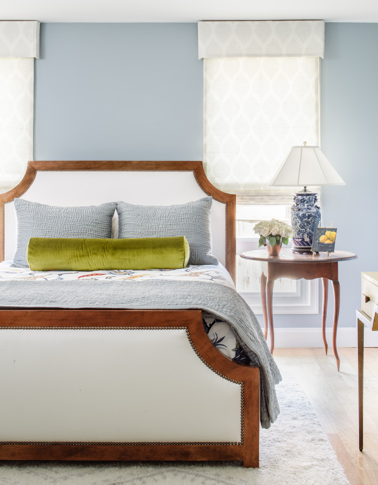Imagen de dormitorio principal clásico renovado pequeño con paredes azules y suelo marrón