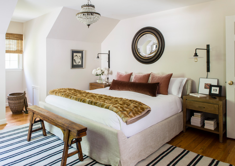 Идея дизайна: хозяйская спальня среднего размера в стиле фьюжн с розовыми стенами и светлым паркетным полом