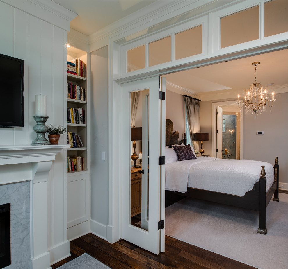 Свежая идея для дизайна: спальня в классическом стиле с серыми стенами и телевизором - отличное фото интерьера