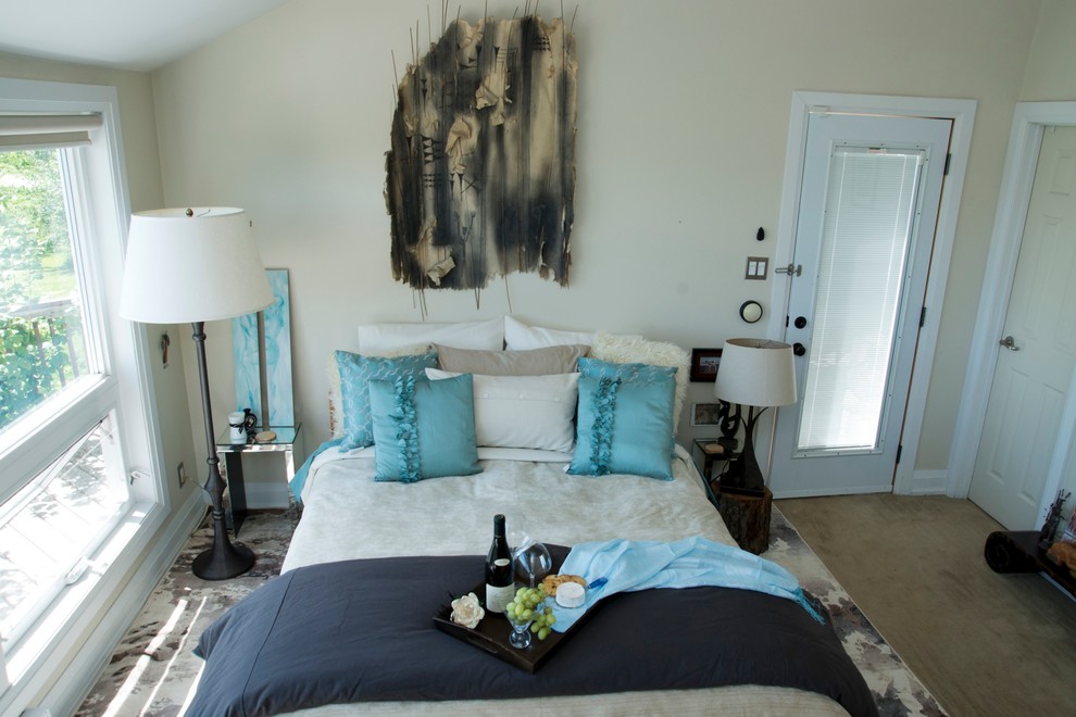 Foto de dormitorio principal clásico renovado con paredes beige y moqueta