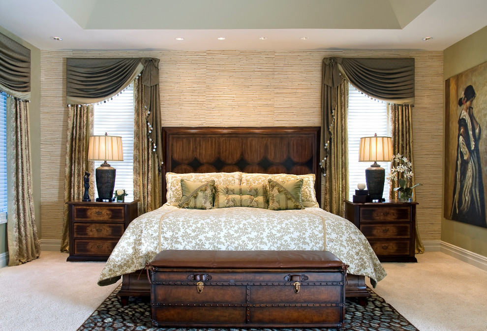 フィラデルフィアにあるトロピカルスタイルのおしゃれな主寝室 (マルチカラーの壁、カーペット敷き、標準型暖炉、木材の暖炉まわり、白い床) のレイアウト