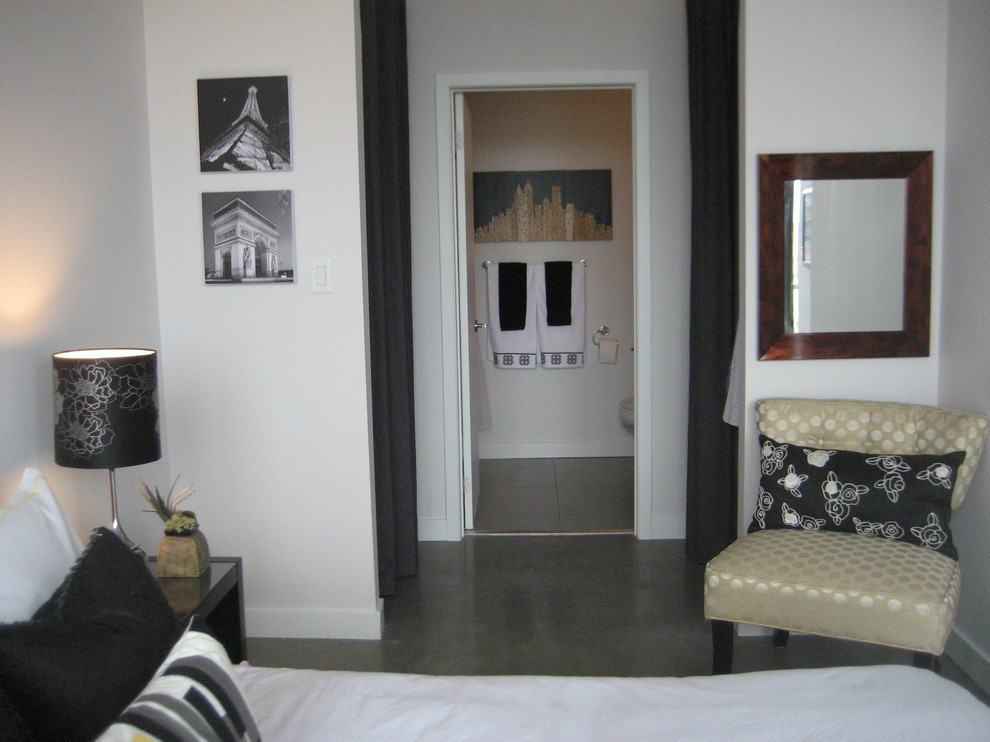 Свежая идея для дизайна: хозяйская спальня среднего размера в современном стиле с серыми стенами, бетонным полом и серым полом без камина - отличное фото интерьера
