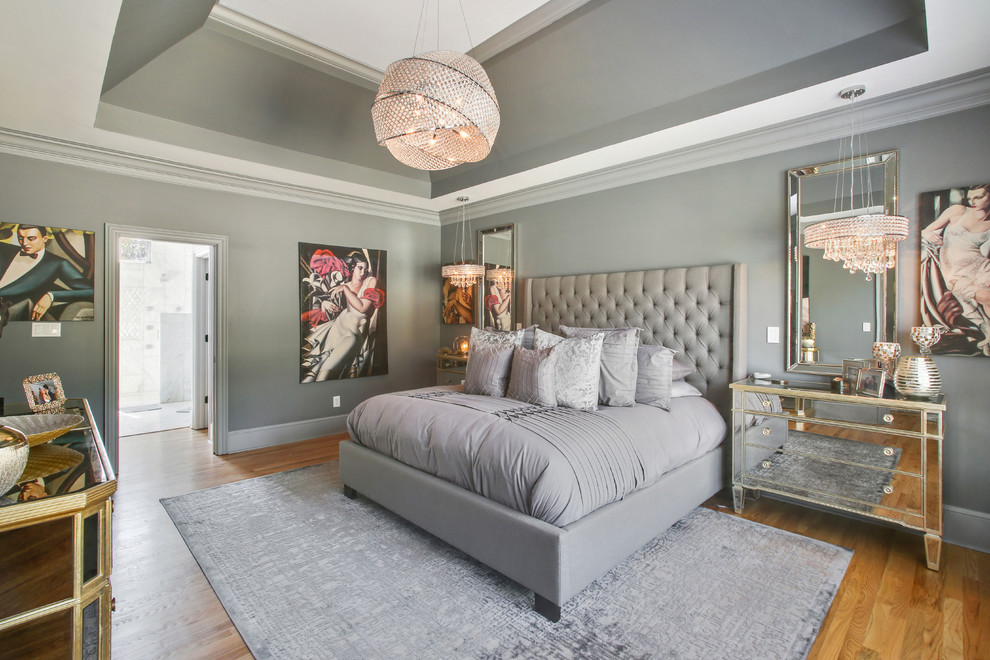 Großes Klassisches Hauptschlafzimmer mit grauer Wandfarbe, braunem Holzboden und braunem Boden in Atlanta