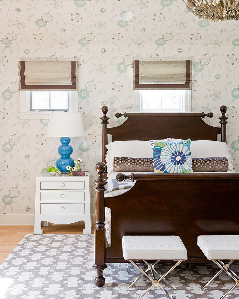 Imagen de dormitorio tradicional renovado sin chimenea con paredes multicolor y suelo de madera clara