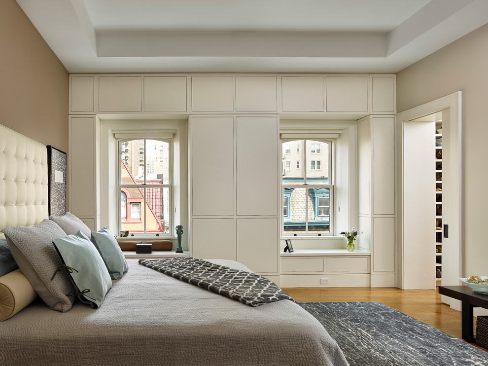 フィラデルフィアにある広いコンテンポラリースタイルのおしゃれな主寝室 (暖炉なし、ベージュの壁、無垢フローリング) のインテリア