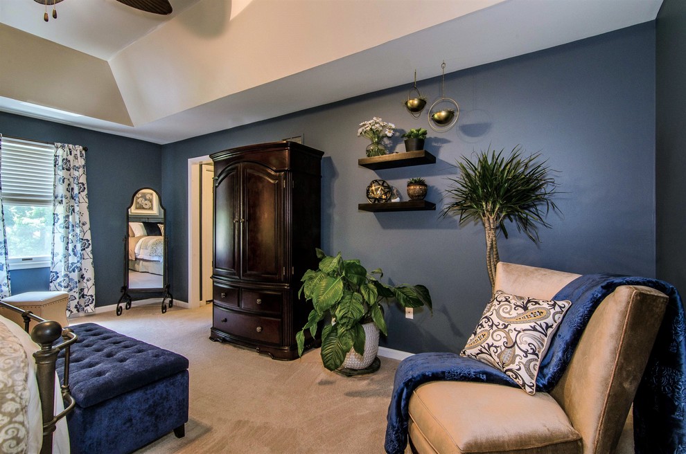 Ejemplo de dormitorio principal tradicional renovado grande sin chimenea con paredes azules, moqueta y suelo beige