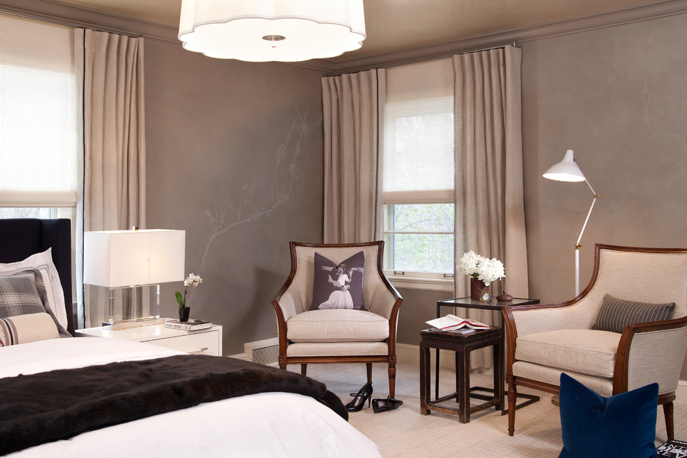 Imagen de dormitorio bohemio con paredes grises y moqueta