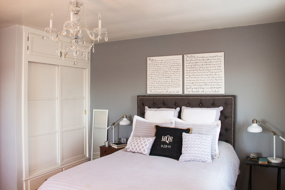 Diseño de dormitorio principal clásico renovado de tamaño medio sin chimenea con paredes grises, suelo de madera en tonos medios y suelo marrón