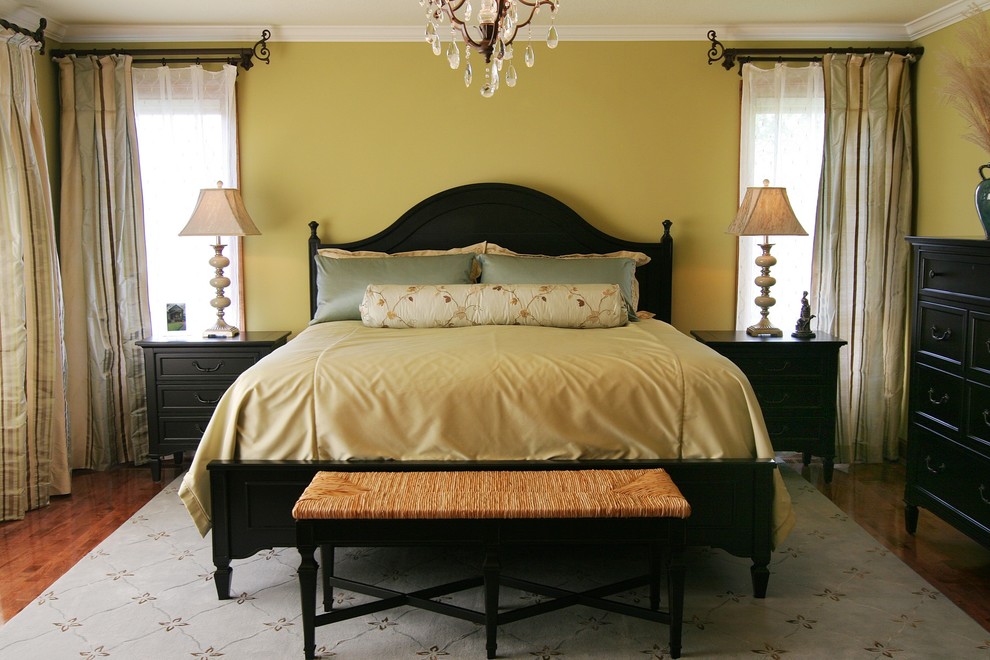 Diseño de dormitorio clásico con paredes amarillas