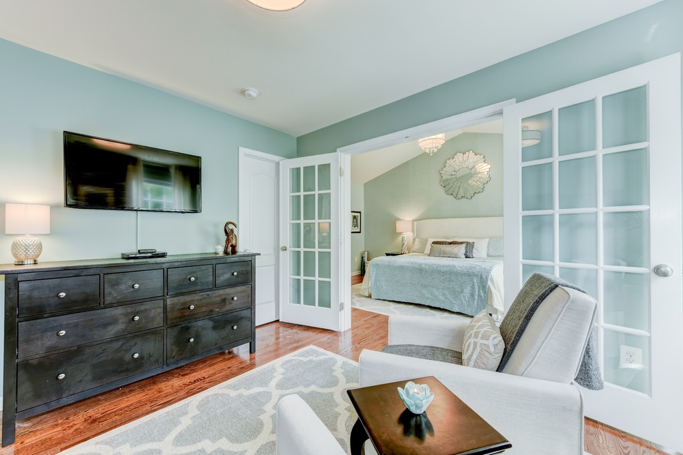 Foto de dormitorio principal clásico renovado grande con paredes verdes, suelo de madera en tonos medios y todas las chimeneas
