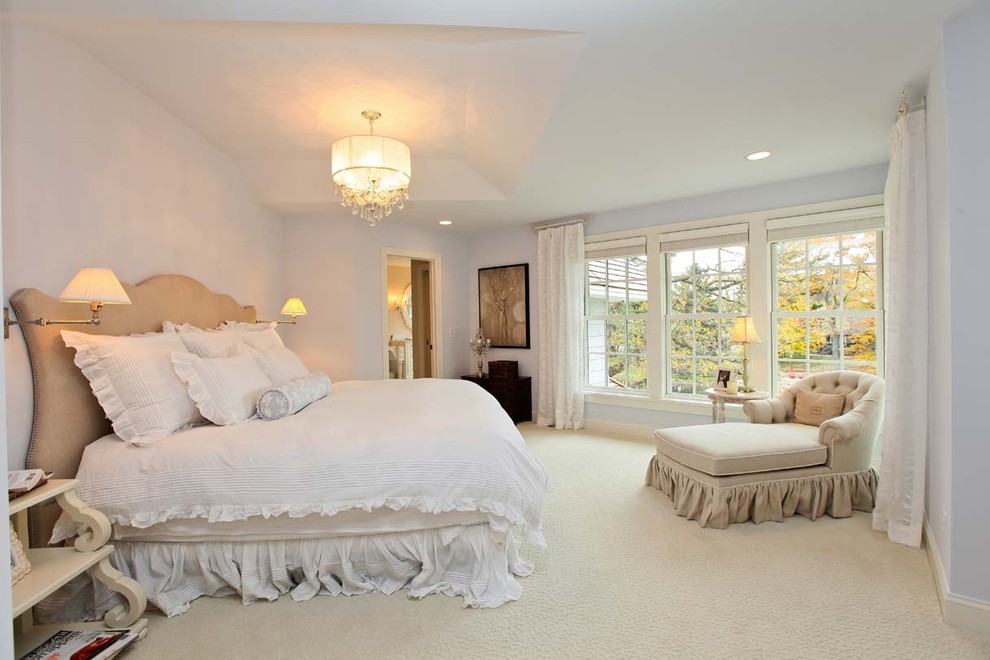 Cette image montre une chambre parentale style shabby chic avec un sol beige.
