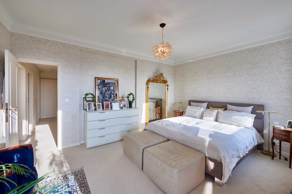 Imagen de dormitorio principal clásico renovado grande sin chimenea con paredes multicolor, moqueta y suelo beige