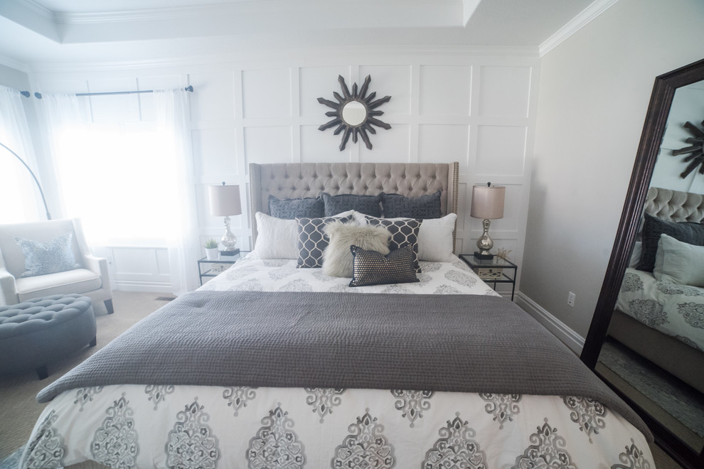 ソルトレイクシティにある広いトランジショナルスタイルのおしゃれな主寝室 (グレーの壁、カーペット敷き、木材の暖炉まわり)