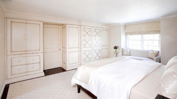 Пример оригинального дизайна: большая хозяйская спальня в стиле модернизм с белыми стенами и темным паркетным полом без камина