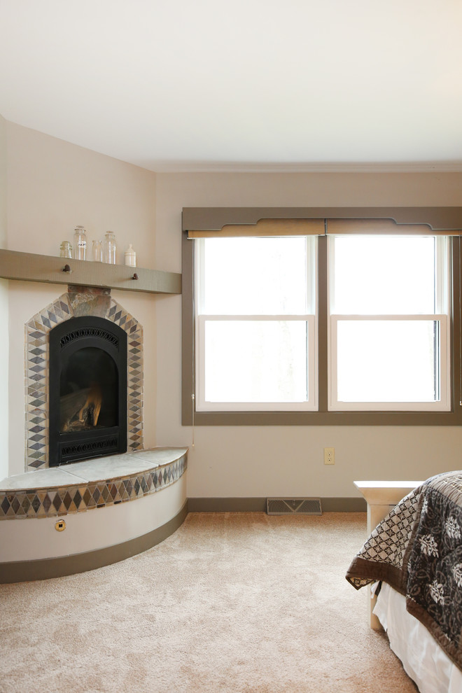 Inspiration pour une chambre traditionnelle de taille moyenne avec un mur beige, une cheminée d'angle et un manteau de cheminée en pierre.