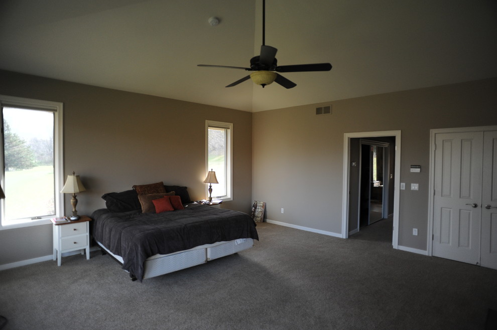 ミネアポリスにある広いトラディショナルスタイルのおしゃれな主寝室 (茶色い壁、カーペット敷き、標準型暖炉、タイルの暖炉まわり) のインテリア