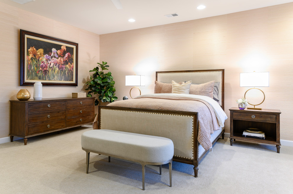 Foto de dormitorio tradicional renovado con paredes beige, moqueta, suelo beige y papel pintado