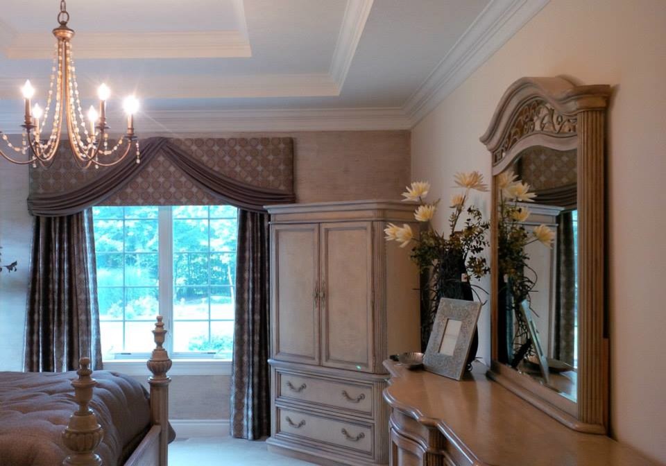 Imagen de dormitorio principal clásico de tamaño medio con paredes rosas y moqueta