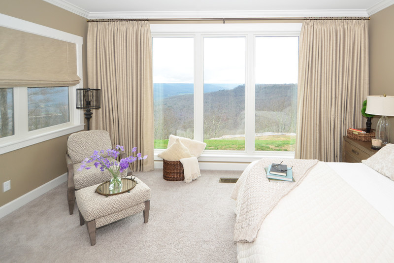 Diseño de dormitorio principal tradicional renovado grande con paredes beige, moqueta y suelo beige