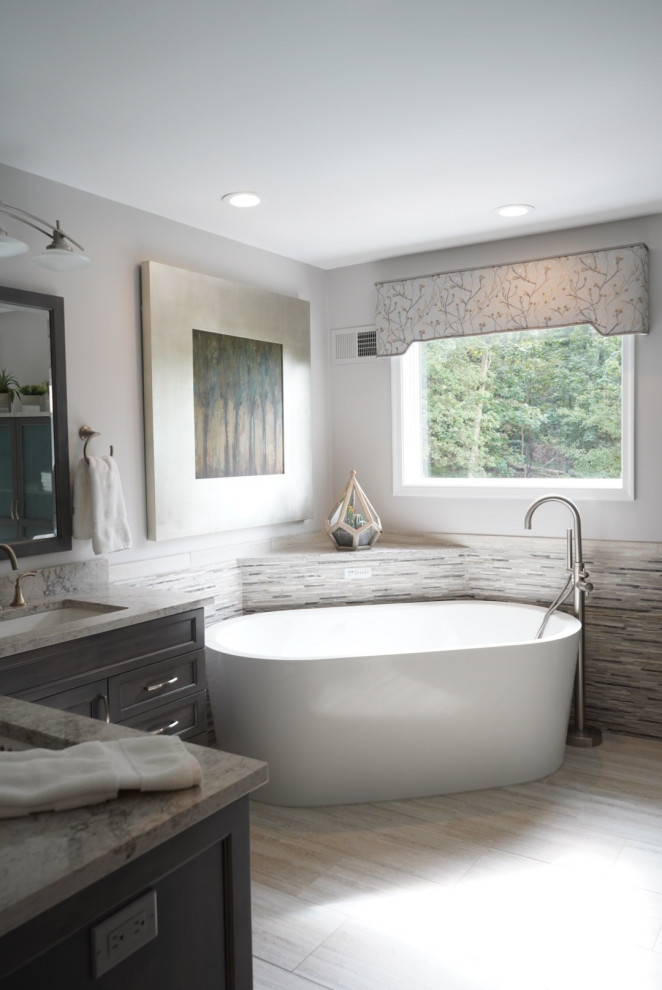 Стильный дизайн: большая ванная комната в стиле неоклассика (современная классика) с серыми стенами и бежевым полом - последний тренд