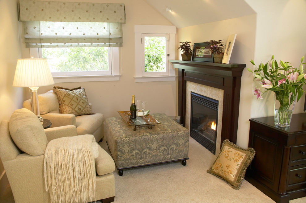 Idées déco pour une chambre classique de taille moyenne avec un mur beige, une cheminée standard et un manteau de cheminée en bois.