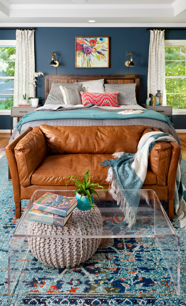 Eklektisches Hauptschlafzimmer mit blauer Wandfarbe und hellem Holzboden in Atlanta