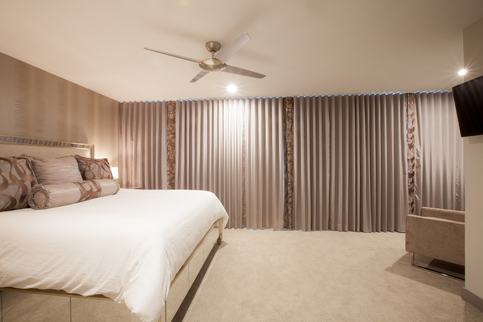 Ejemplo de dormitorio principal minimalista de tamaño medio sin chimenea con paredes grises, moqueta y suelo gris