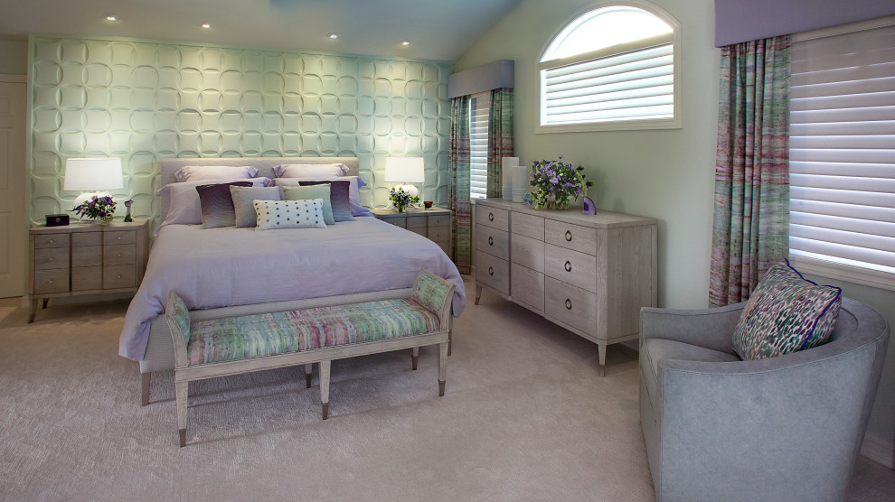 Diseño de dormitorio principal minimalista extra grande sin chimenea con paredes verdes, moqueta y suelo beige