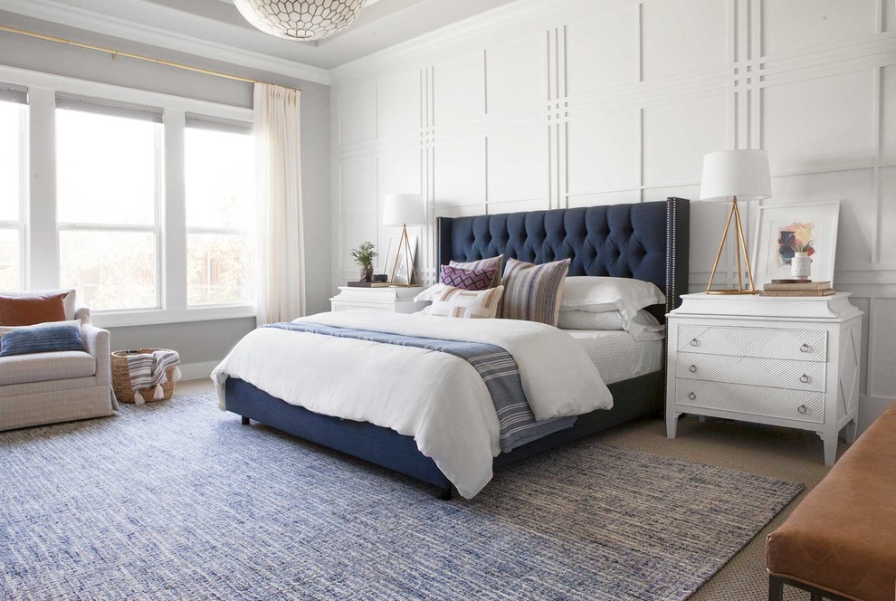 Ejemplo de dormitorio principal tradicional renovado grande con paredes blancas, moqueta y suelo beige