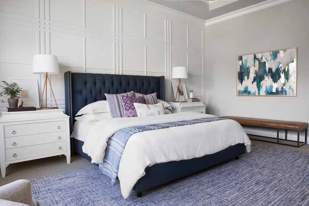 Modelo de dormitorio clásico renovado de tamaño medio con paredes grises, moqueta y suelo gris