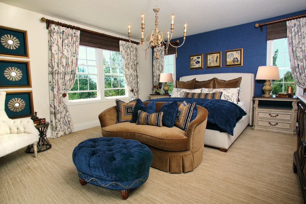 Idee per una camera matrimoniale chic di medie dimensioni con pareti blu e moquette