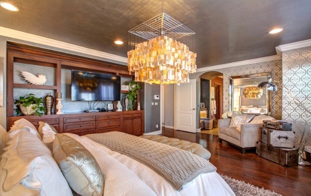 サンディエゴにある広いコンテンポラリースタイルのおしゃれな主寝室 (グレーの壁、濃色無垢フローリング、暖炉なし) のインテリア