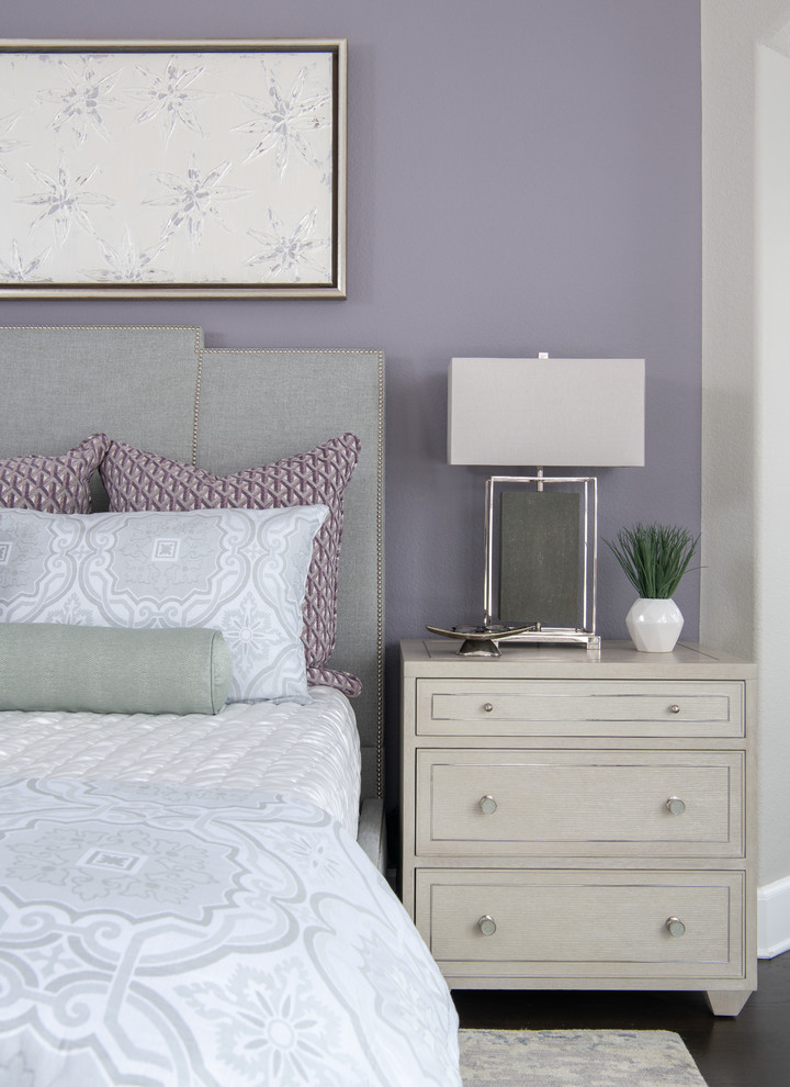 Imagen de dormitorio principal moderno de tamaño medio con paredes púrpuras, suelo de madera oscura y suelo marrón