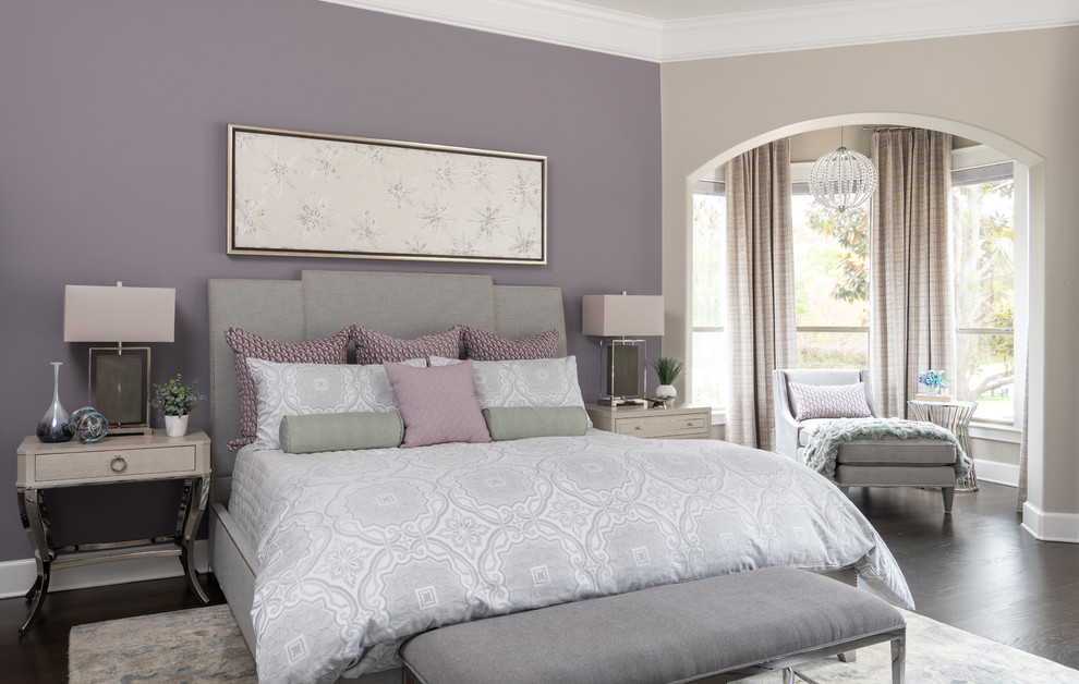 Пример оригинального дизайна: большая хозяйская спальня в стиле модернизм с фиолетовыми стенами, темным паркетным полом и коричневым полом