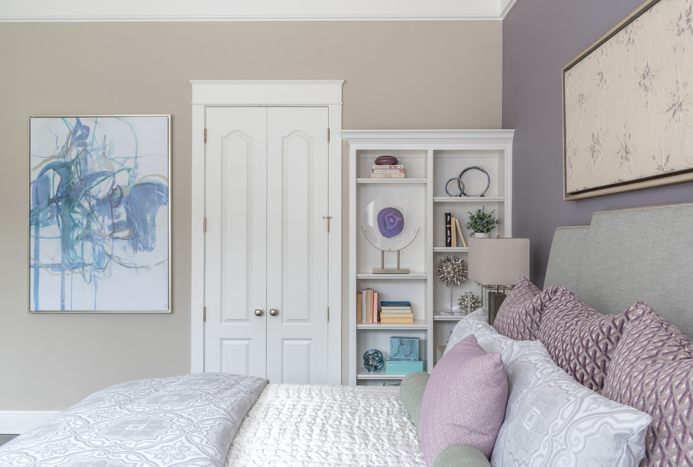 На фото: хозяйская спальня среднего размера в стиле модернизм с фиолетовыми стенами, темным паркетным полом и коричневым полом с