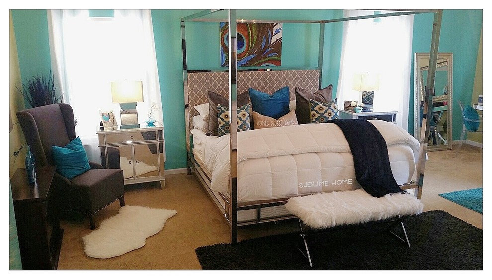 Diseño de dormitorio principal bohemio grande con paredes azules, moqueta, todas las chimeneas y marco de chimenea de madera