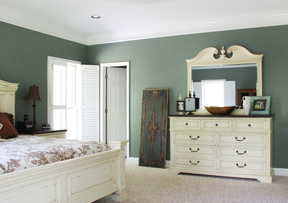 Bedroom - traditional bedroom idea in Birmingham