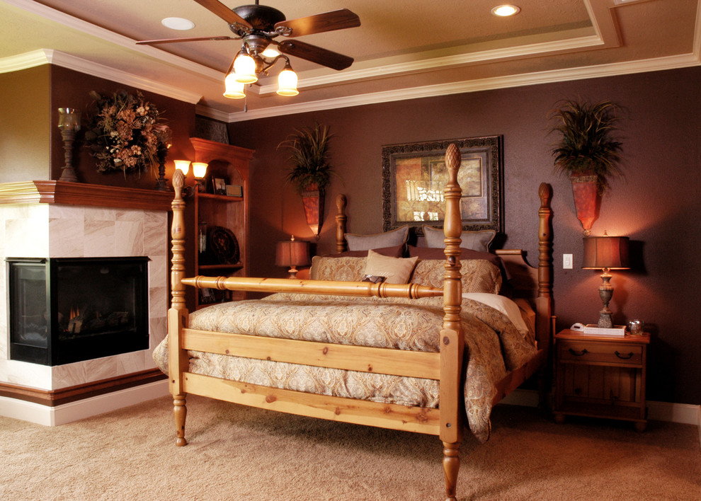 ヒューストンにある広いトラディショナルスタイルのおしゃれな主寝室 (茶色い壁、カーペット敷き、コーナー設置型暖炉、石材の暖炉まわり) のインテリア