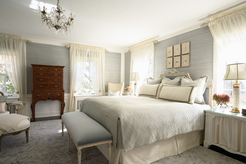 Источник вдохновения для домашнего уюта: хозяйская спальня среднего размера в классическом стиле с серыми стенами, ковровым покрытием и тюлем