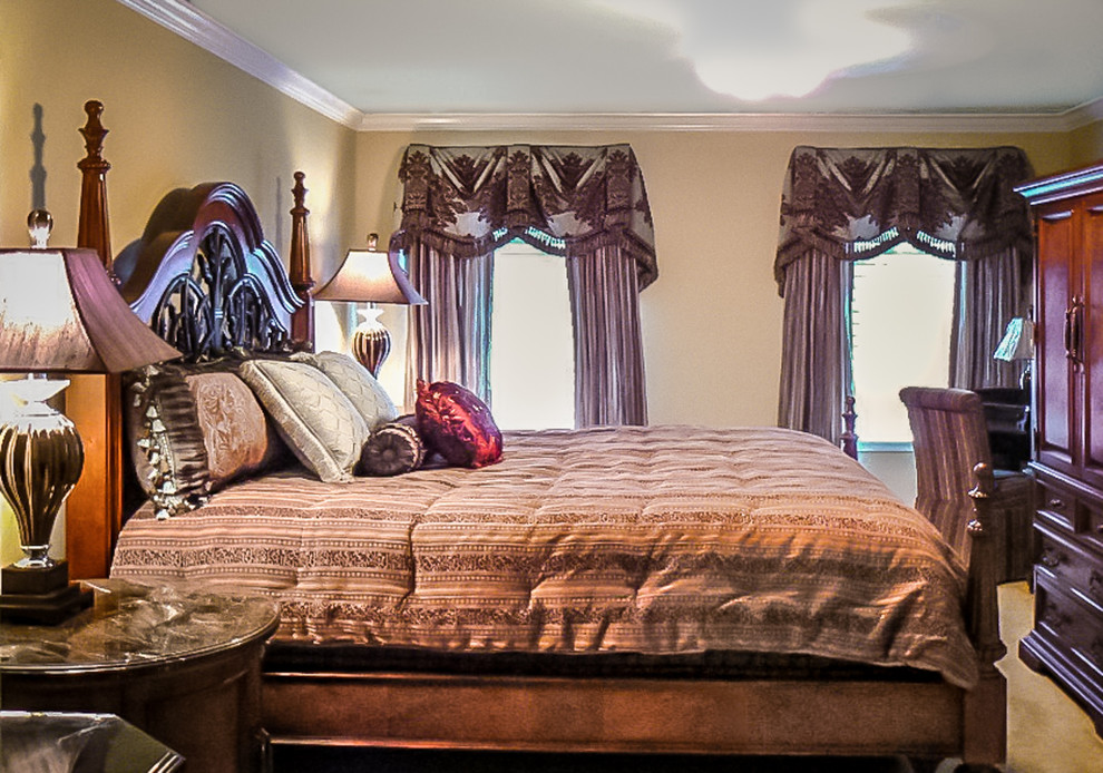 Foto de dormitorio principal clásico de tamaño medio sin chimenea con paredes beige y moqueta
